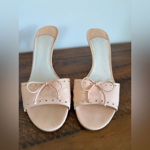 CHANEL Y2K Bow Logo Kitten Heel Open Toe Pastel Pink Mules Shoes EU 39.5 US 9.5 - Picture 1 of 11